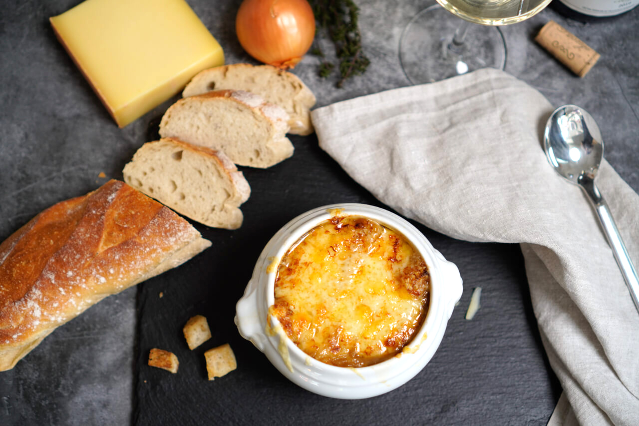 Französische Zwiebelsuppe mit Käse gratiniert - Thomas kocht - der ...