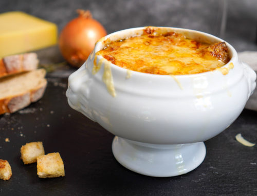Französische Zwiebelsuppe mit Käse gratiniert