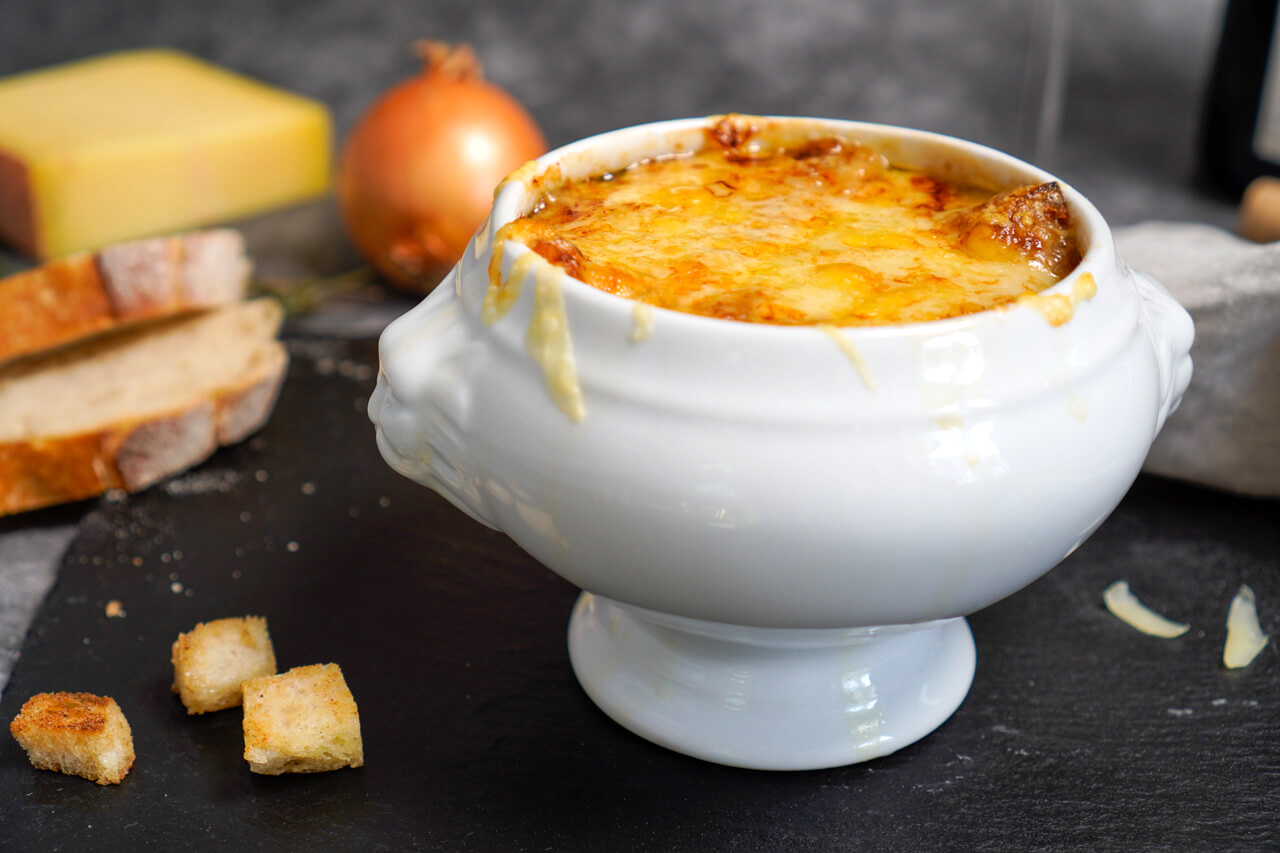 Französische Zwiebelsuppe mit Käse gratiniert - Thomas kocht - der ...