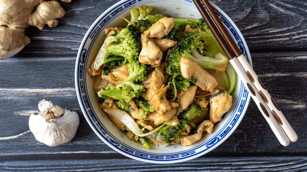 Chinesisch gebratenes Hähnchen mit Gemüse – Einfach, schnell und ...