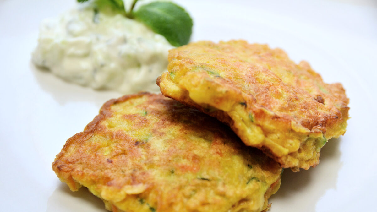 Zucchini Bratlinge mit Gurken-Joghurt-Dip (Raita) - Thomas kocht - der ...