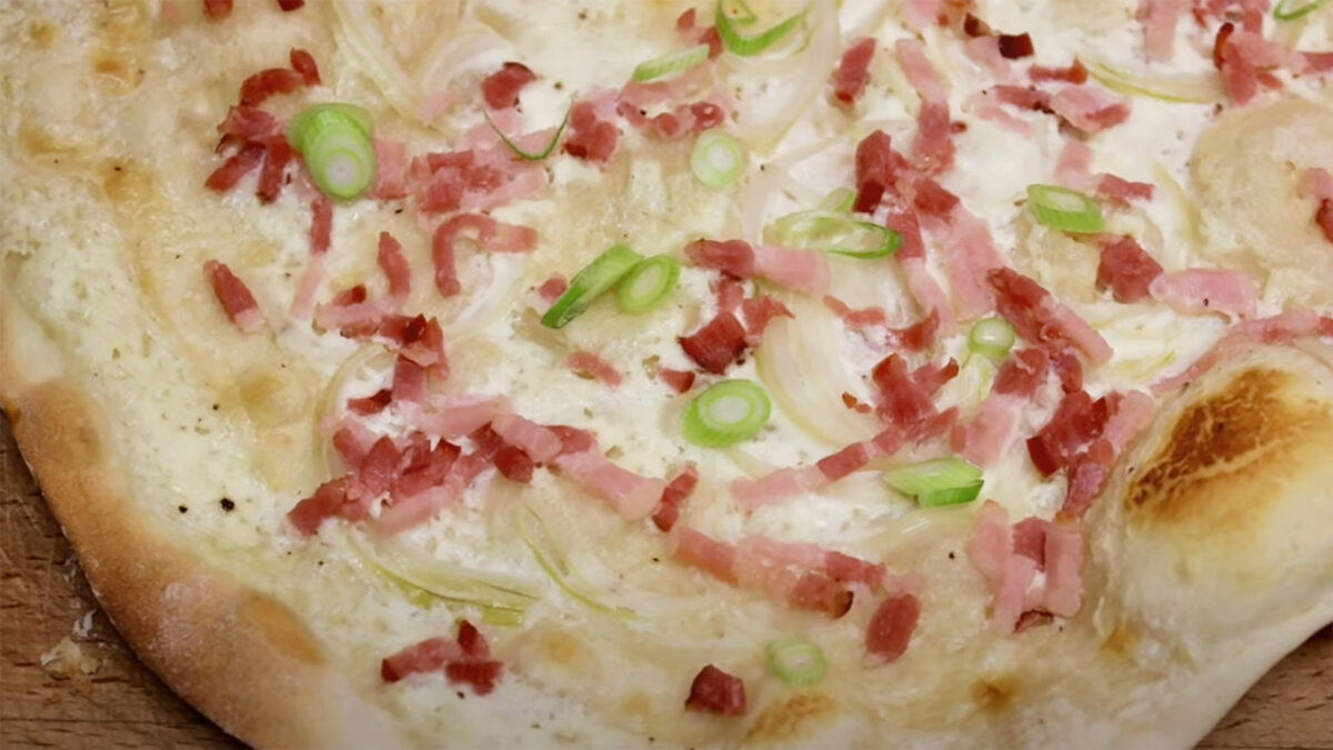 Elsässer Flammkuchen selber machen - Rezept ohne Hefe - Thomas kocht ...