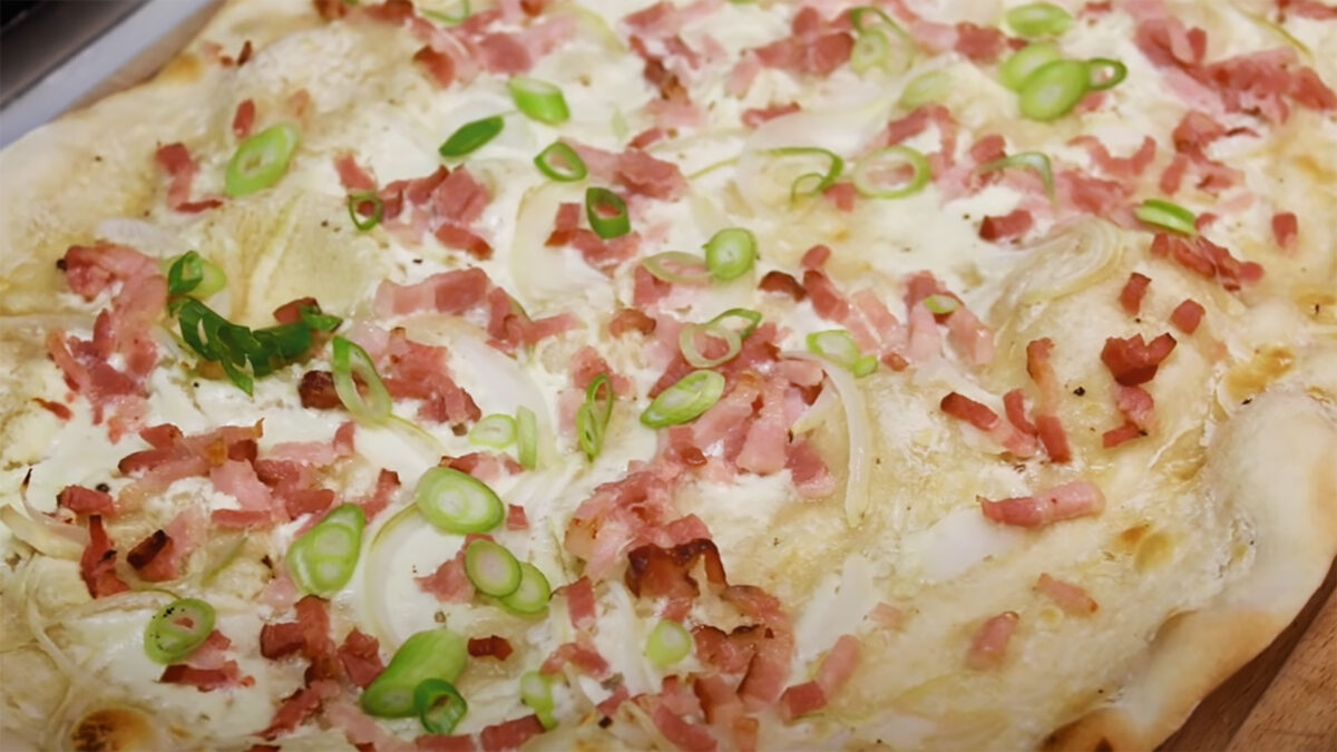 Elsässer Flammkuchen selber machen - Rezept ohne Hefe - Thomas kocht ...