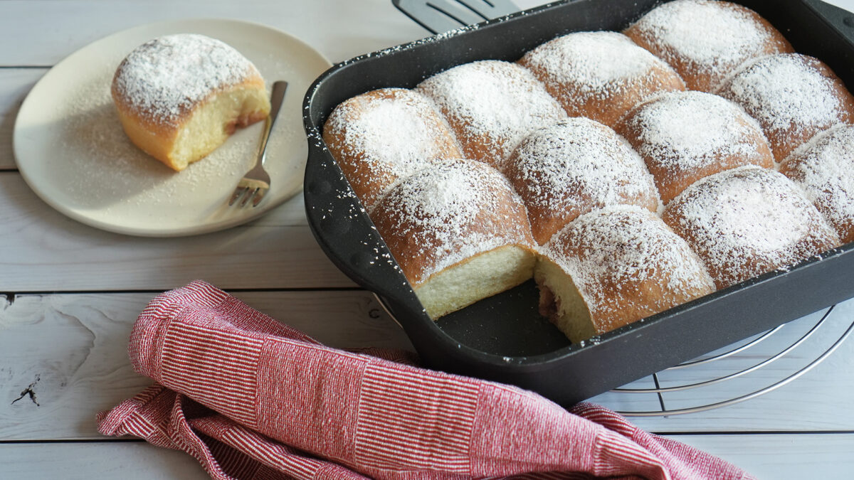 Buchteln backen - fluffig leichtes Hefegebäck mit fruchtiger Füllung ... Buchteln backen - fluffig leichtes Hefegebäck mit fruchtiger Füllung ...