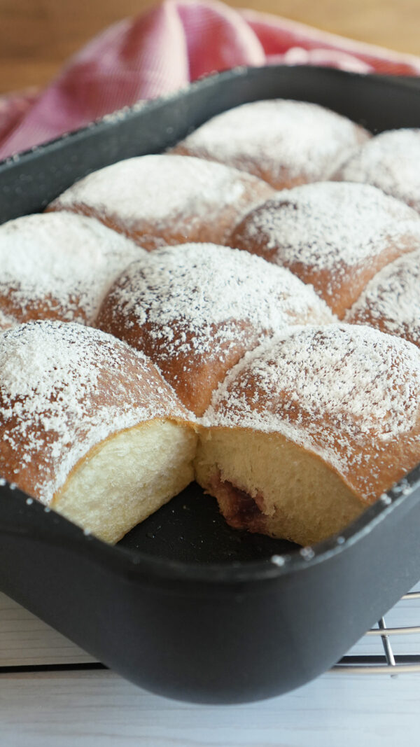 Buchteln backen - fluffig leichtes Hefegebäck mit fruchtiger Füllung ...