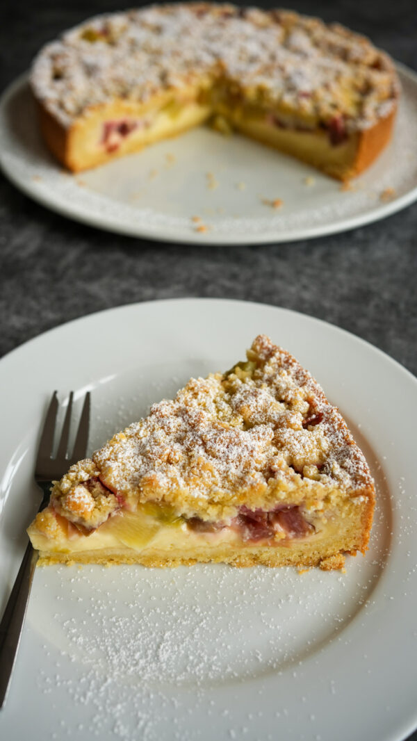 Schneller Rhabarberkuchen mit Streuseln und Pudding - Thomas kocht ...