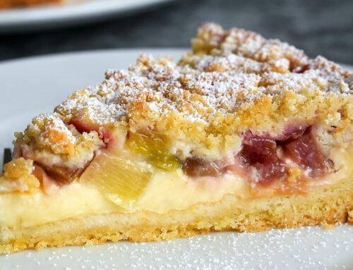 Schneller Rhabarberkuchen mit Streuseln und Pudding