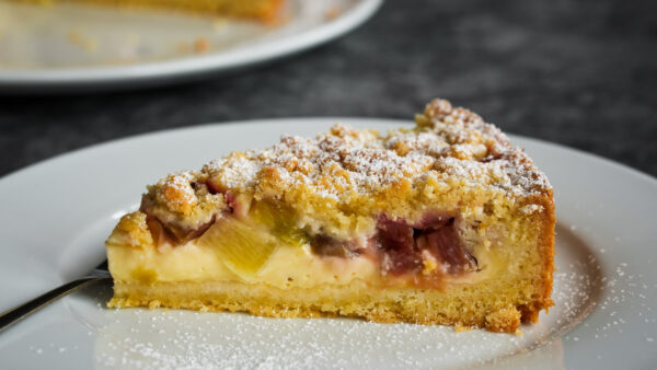 Schneller Rhabarberkuchen mit Streuseln und Pudding - Thomas kocht ...