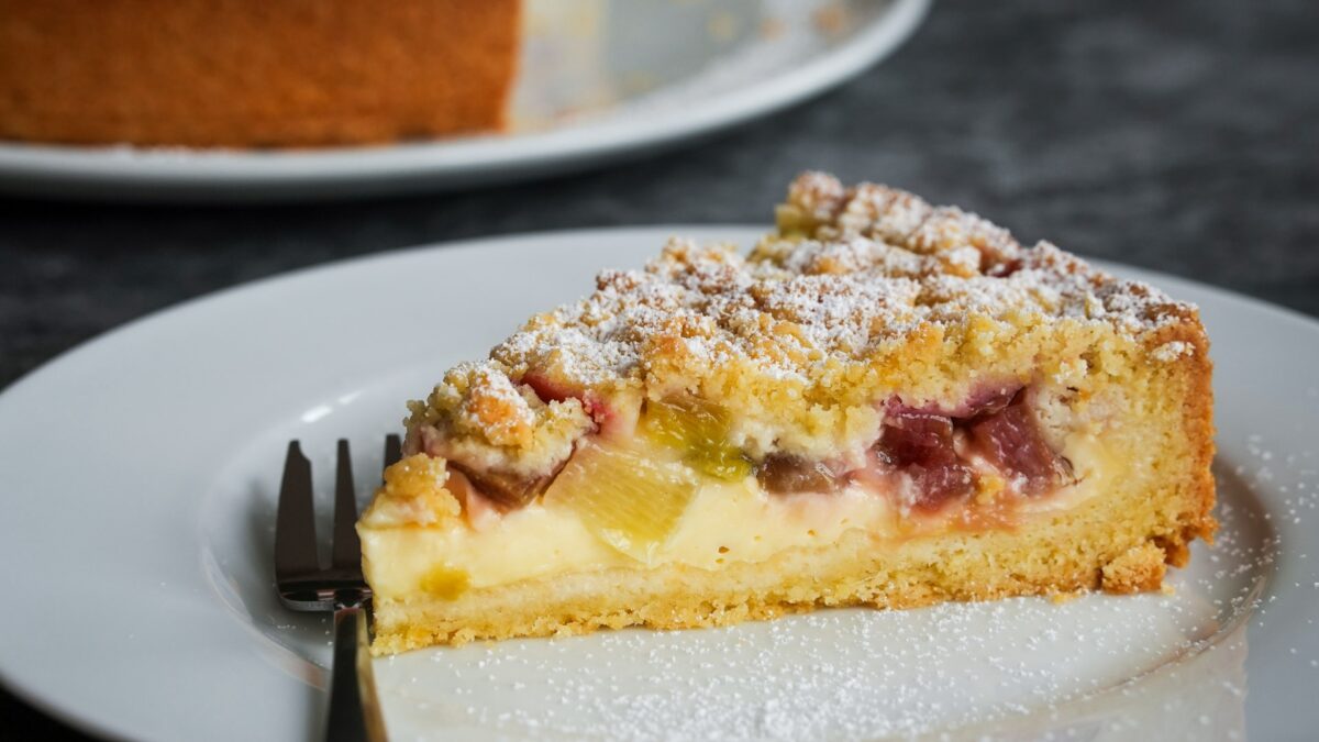 Schneller Rhabarberkuchen mit Streuseln und Pudding - Thomas kocht ...