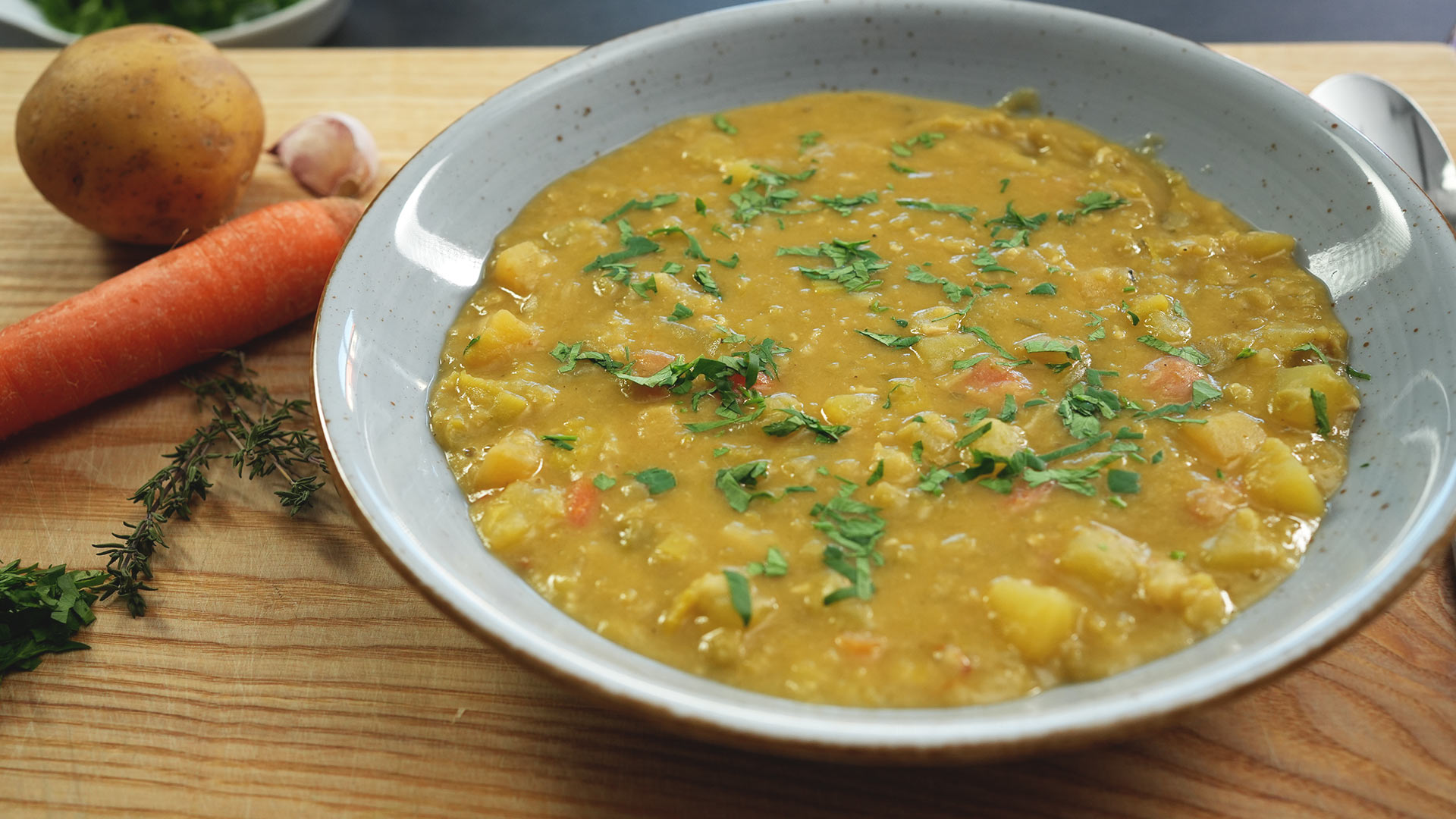 Erbsensuppe mit Gemüse kochen