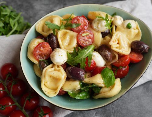 Nudelsalat mediterran mit Tomaten und Mozzarella / Tortellinisalat