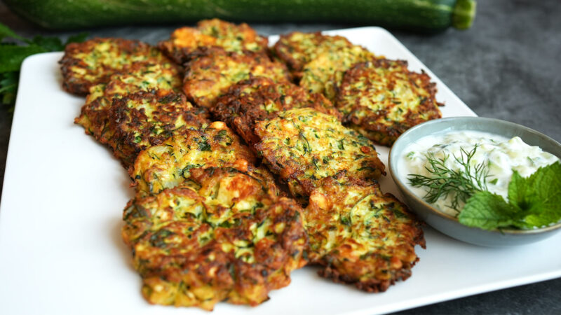 Griechische Zucchinipuffer mit Tzatziki - Kolokithokeftedes - Thomas ...