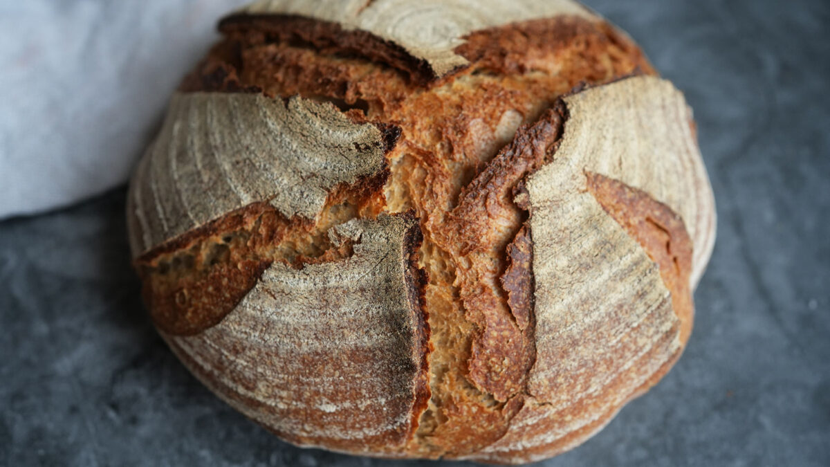 Sauerteigbrot selber backen – Einfaches Rezept mit Weizensauerteig ...